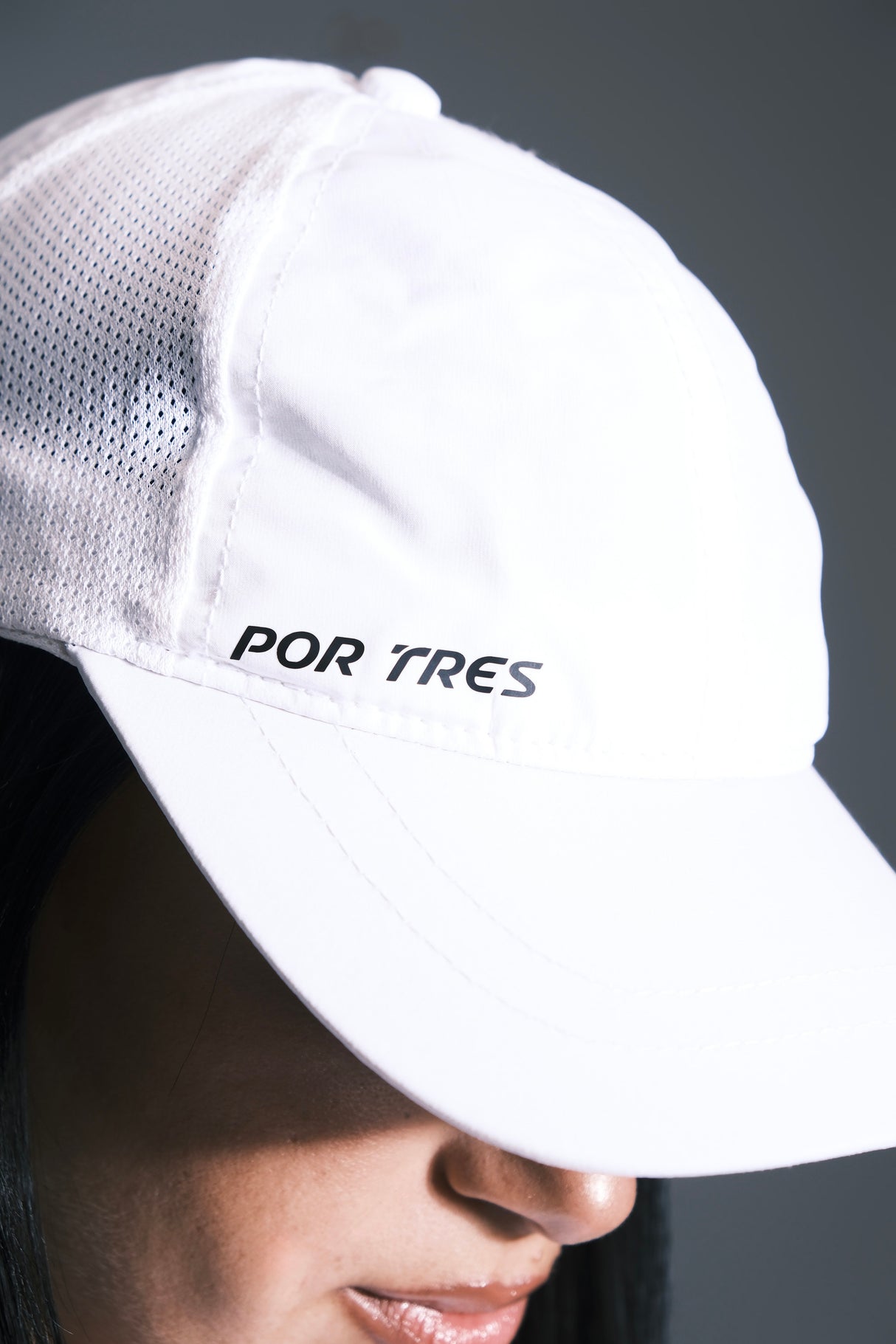 Cappellino con visiera e rete stampato bianco